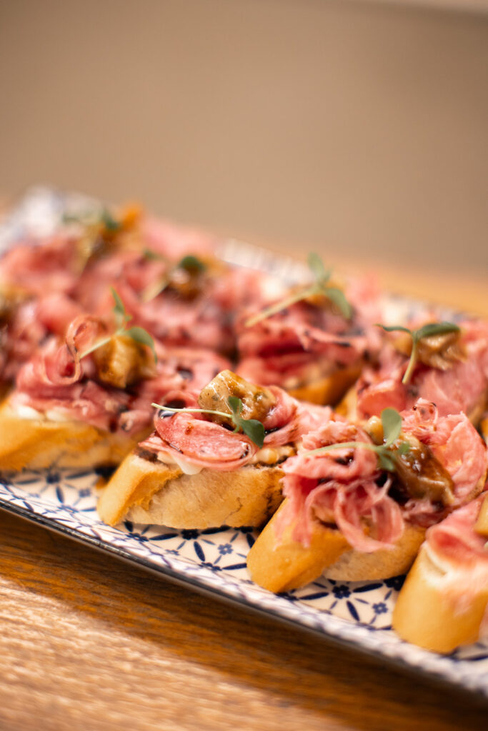 Tagliere di cicchetti misti veneziani al bistro a venezia