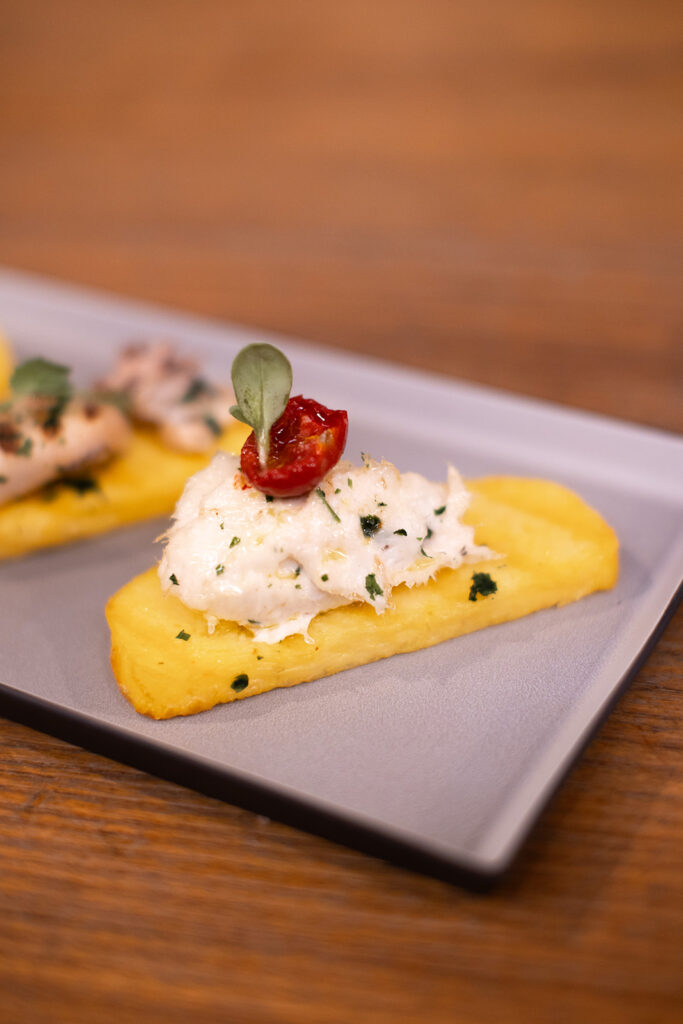 Piatto ci cicchetti veneziani con polenta e baccalà al bistrot