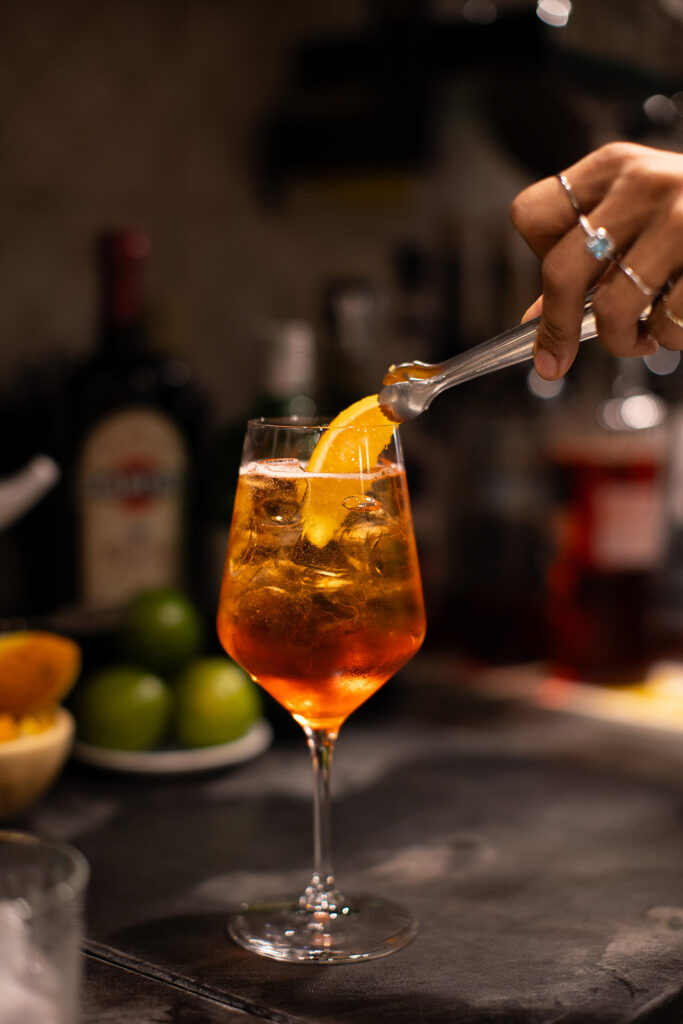 preparazione del calcissico sprits veneziano a Venezia